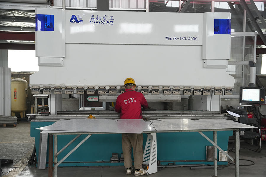 Apakah ciri utama trak penyapu CNC yang menjadikannya berbeza daripada jenis penyapu lain?