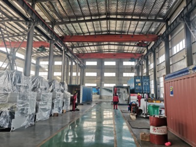 Bagaimanakah Mesin Lentur Besar ini mengendalikan pampasan pemahkotaan untuk pesongan merentasi panjang lenturan penuh?